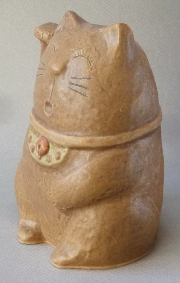陶器の縁起物人形・真面目な招き猫