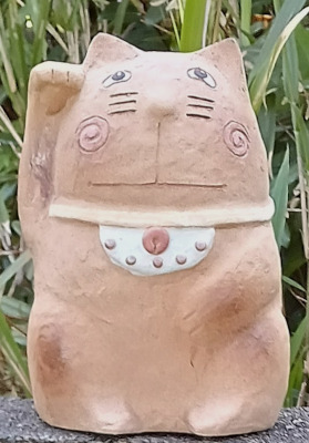 陶器の縁起物人形・招き猫太郎