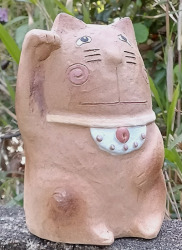 陶器の縁起物人形・招き猫太郎