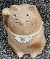 陶器の縁起物人形・招き猫太郎
