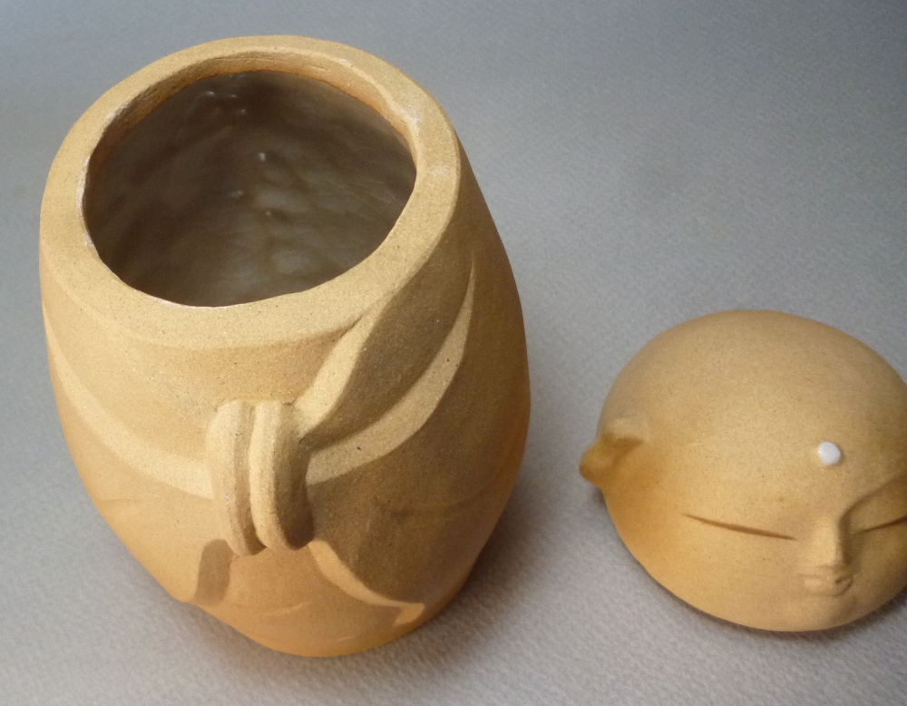 手元供養用・お地蔵様形の骨壷です。