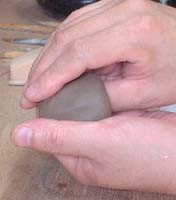 手びねり人形の胴体を作ります