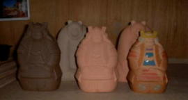 石膏型を使って素地（きじ）を制作。