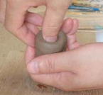 手びねりで成形