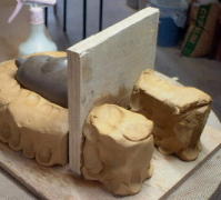 干支、猪（亥）人形の石膏型を作ります。