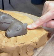 干支、猪（亥）人形の石膏型を作ります。