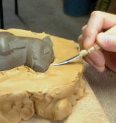 干支、猪（亥）人形の石膏型を作ります。