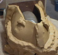 干支、猪（亥）人形の石膏型を作ります。