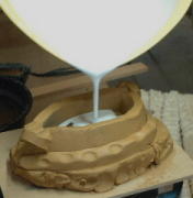 干支、猪（亥）人形の石膏型を作ります。