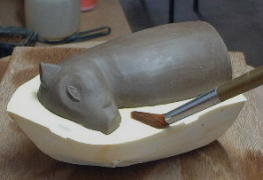 干支、猪（亥）人形の石膏型を作ります。