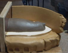 干支、猪（亥）人形の石膏型を作ります。