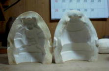 石膏型を使って素地（きじ）を制作。