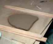 石膏型を使って素地（きじ）を制作。