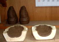 石膏型を使って素地（きじ）を制作。