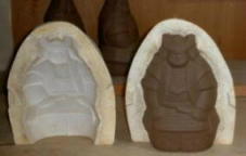 石膏型を使って素地（きじ）を制作。