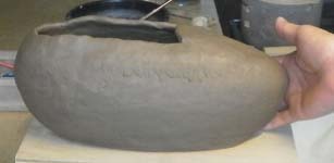 製作中の新作オブジェ・ゴジラの幼虫