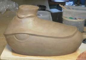 製作中の新作オブジェ・ゴジラの幼虫