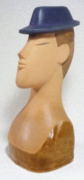 陶器人形「マダムＫ」はさっそうと生きるウーマンです。