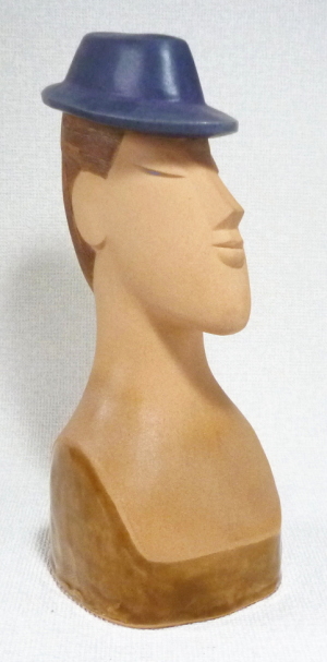 陶器人形「マダムＫ」はさっそうと生きるウーマンです。