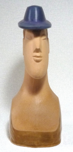 陶器人形「マダムＫ」はさっそうと生きるウーマンです。